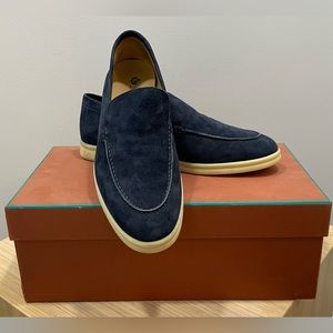 Pre-owned women loafer. Worn few times. Dark blue color.